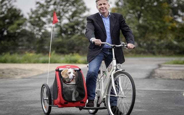 The SamSam Dog Sidecar Attaches to Most Bicycles