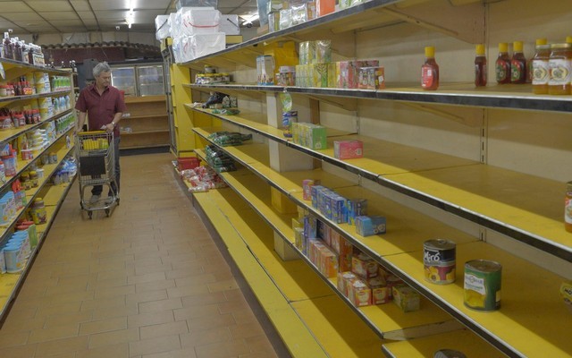 Supermarkets and Pet Shops in Venezuela Struggle To Keep Shelves Stocked